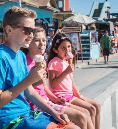 Kids eating icecream together