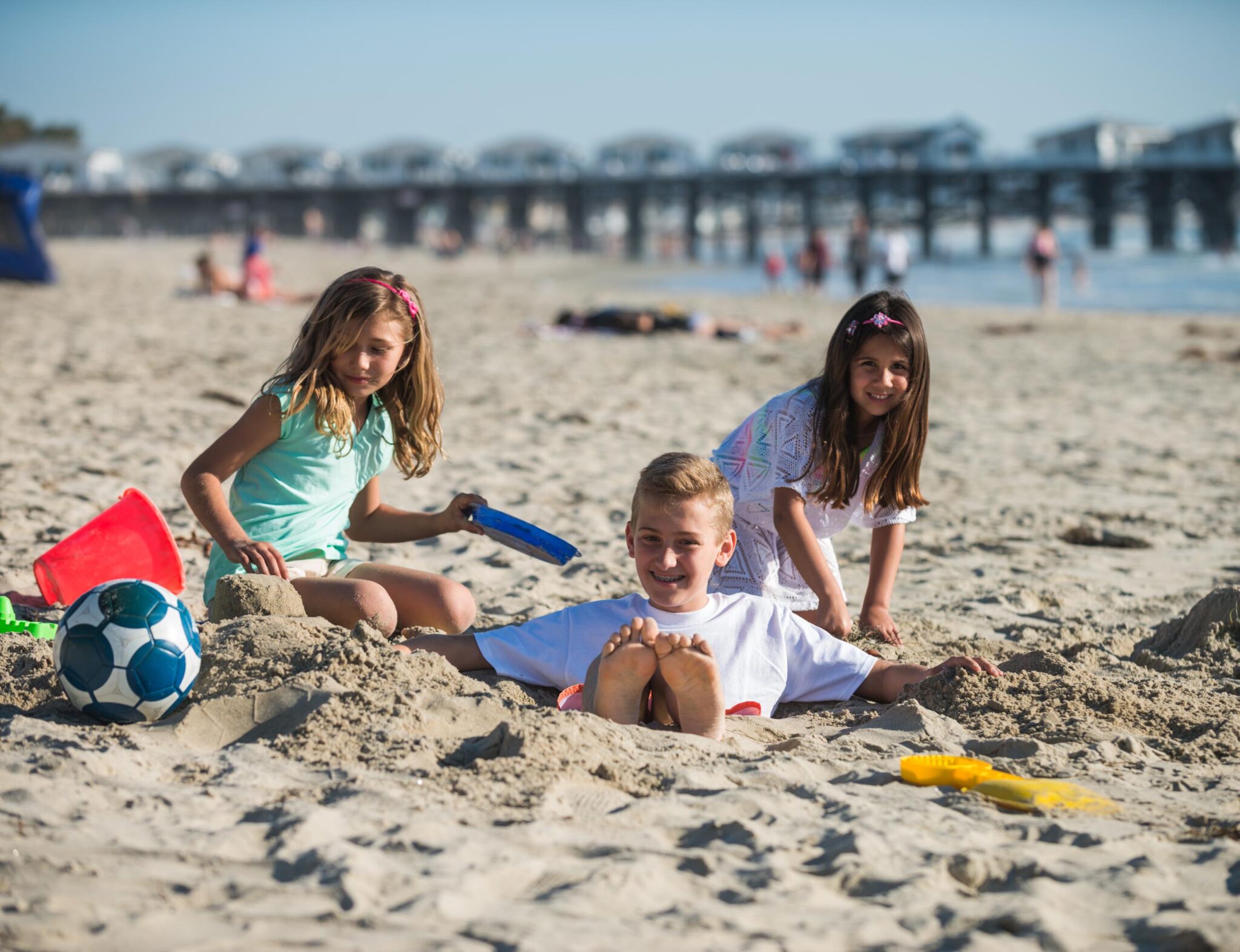 Kids playing in the sand during San Diego Kids Free Month