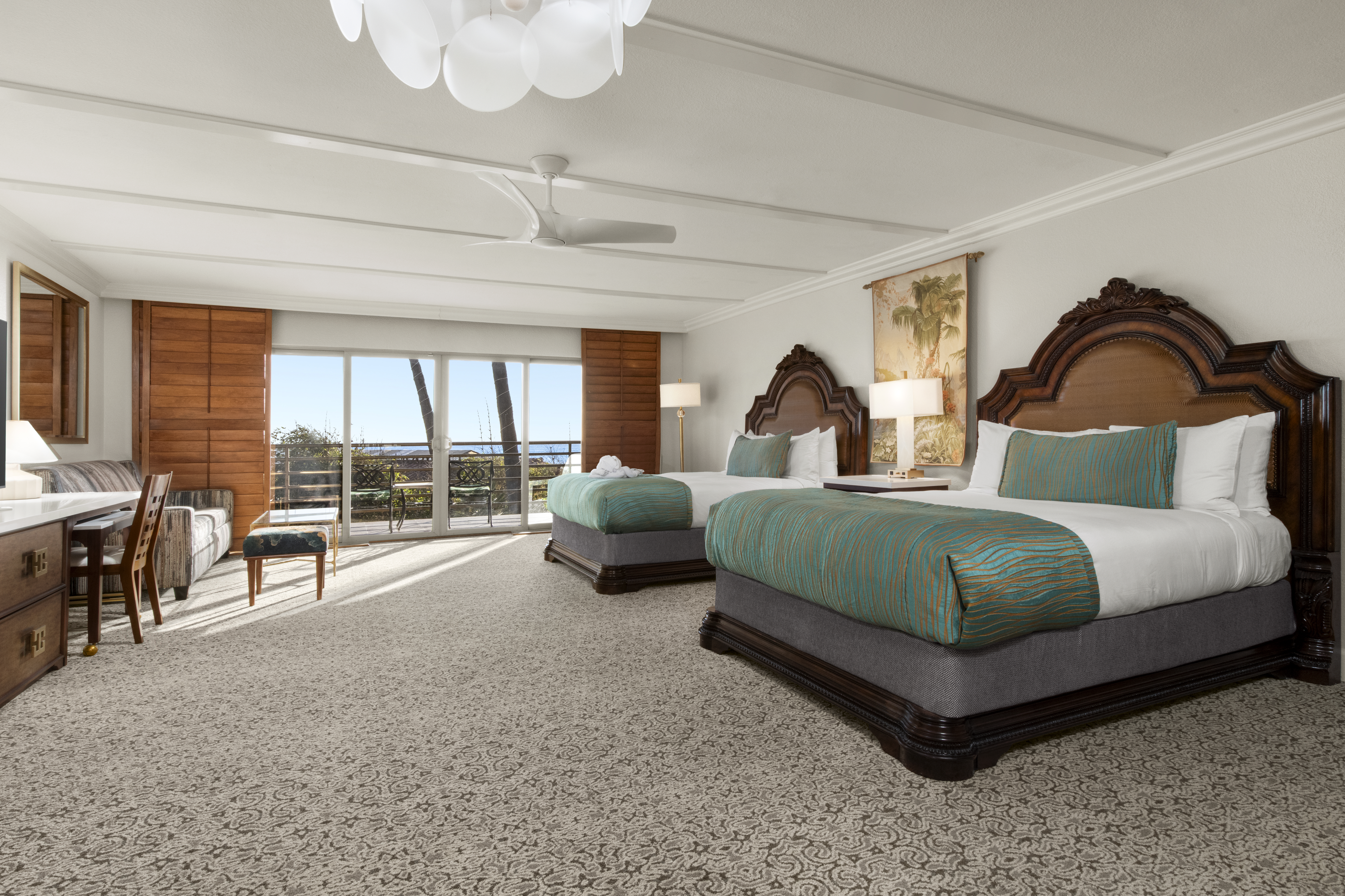 queen bed guest room